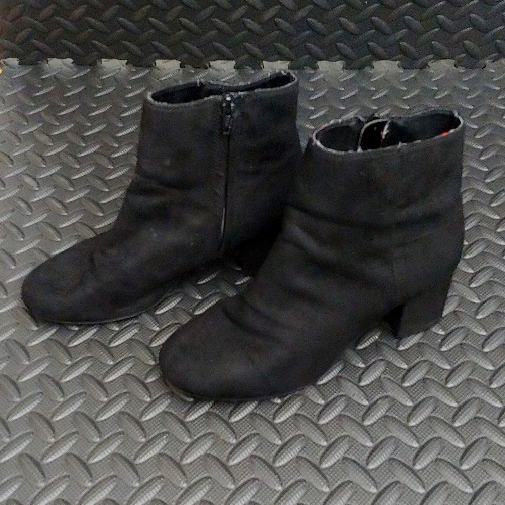 BLACK SUEDE ANKLE BOOTS * SIZE 6.5 * TIME&TRU * 2.5" HEEL 😍
